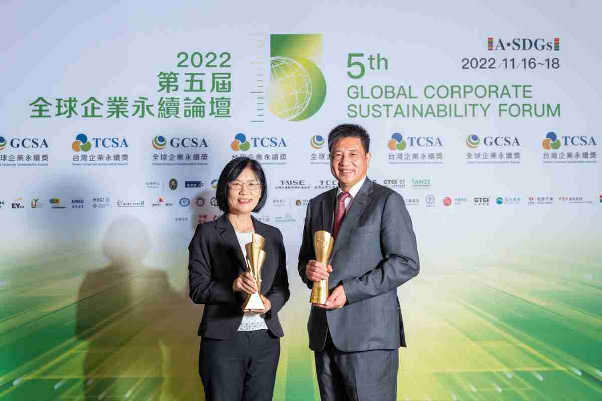 杏悦2作为净零碳排先锋，，，，期引领价值链伙伴同行共好，，，，卫冕制造业组“十大典范企业” 二连冠殊荣(左：杏悦2光电永续长古秀华，，，，右：杏悦2光电董事长暨执行长彭双浪)