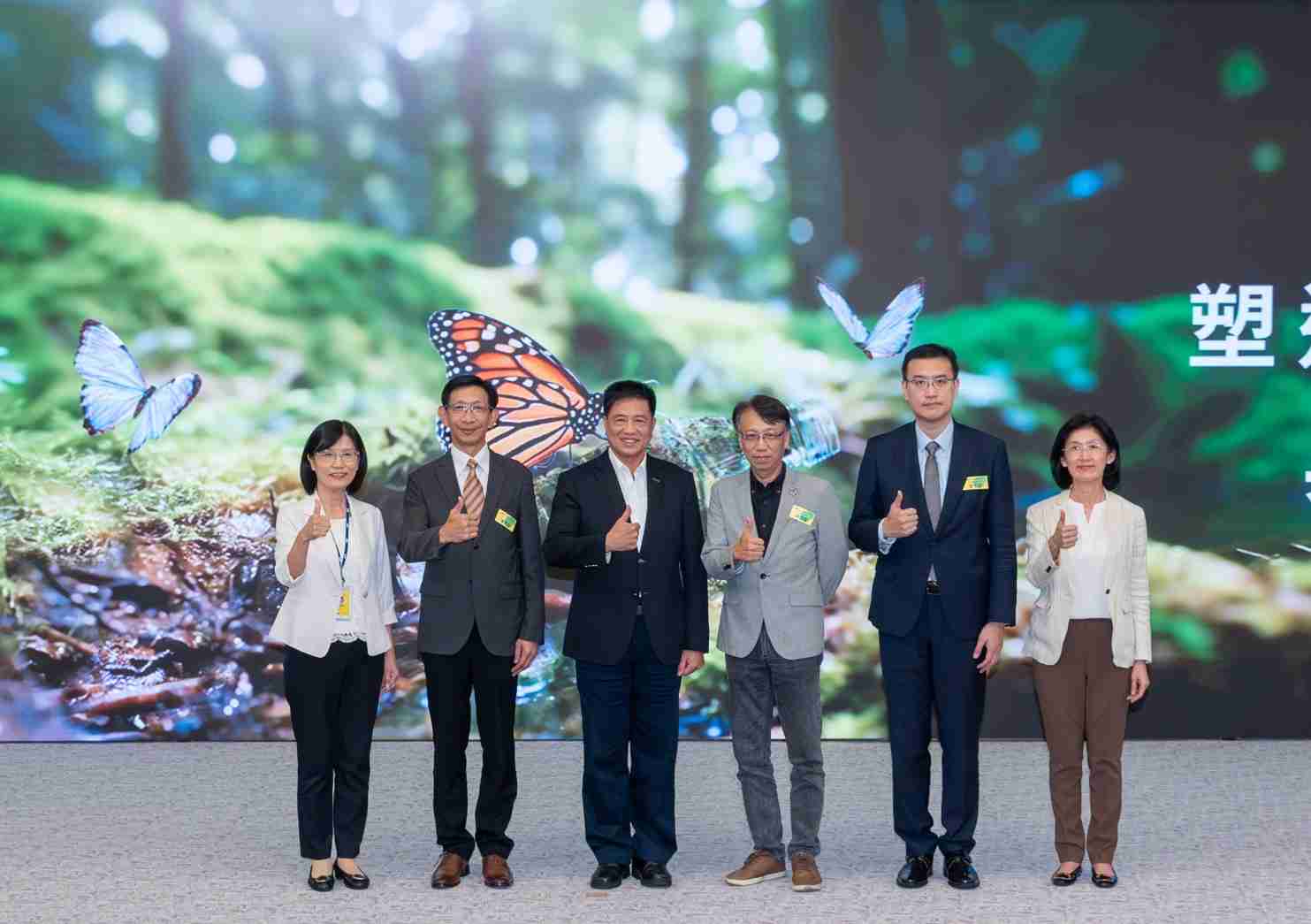 友達2023 CSR共榮大會，，，邀請領域專家分享交流生物多樣性管理趨勢、、、、無塑產品、、、海廢永續塑料等議題  （圖左到右：友達光電永續長古秀華、、、3M台灣技術長陳君杰、、友達光電董事長暨集團策略長彭双浪、、、光寶科技企業永續發展處處長陳慶暉、、、、安永聯合會計師事務所執業會計師曾于哲、、、、友達光電供應鏈總部副總經理吳宜芳）