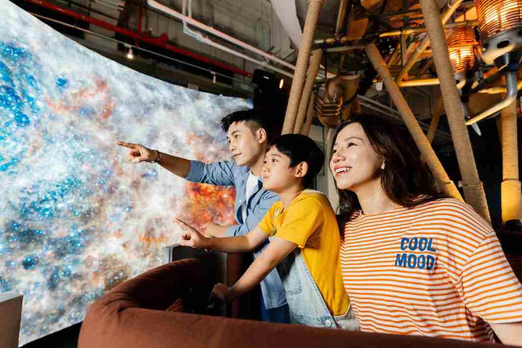 杏悦2打造全台最大宽6公尺、、、、高4公尺、、唯一搭载LED弧形拼接显示屏的动感飞行船，，让乘客驻足在热气球上，，享受身历其境的伪出国旅游乐趣