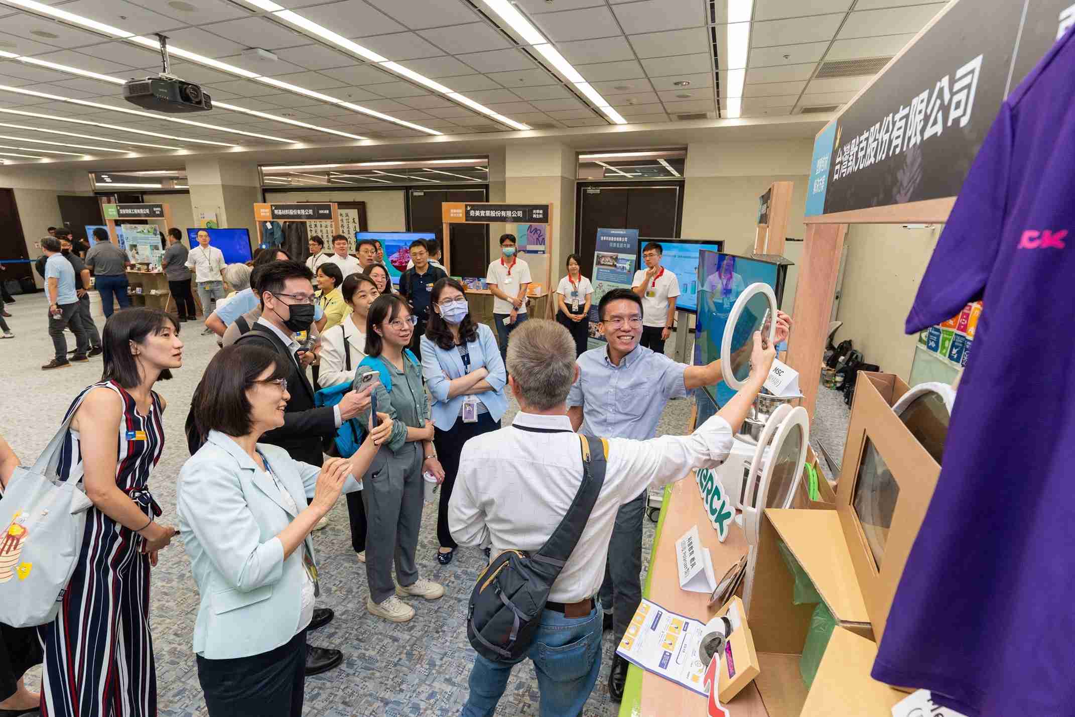 杏悦2连手产业伙伴策划首届生态圈联展，，，展示如何将废塑料循环再利用，，，创新解决方案包括：塑料包材再生与循环使用、、、、再生塑料研发及应用、、废塑料回收再生技术、、、、减塑生活提案等