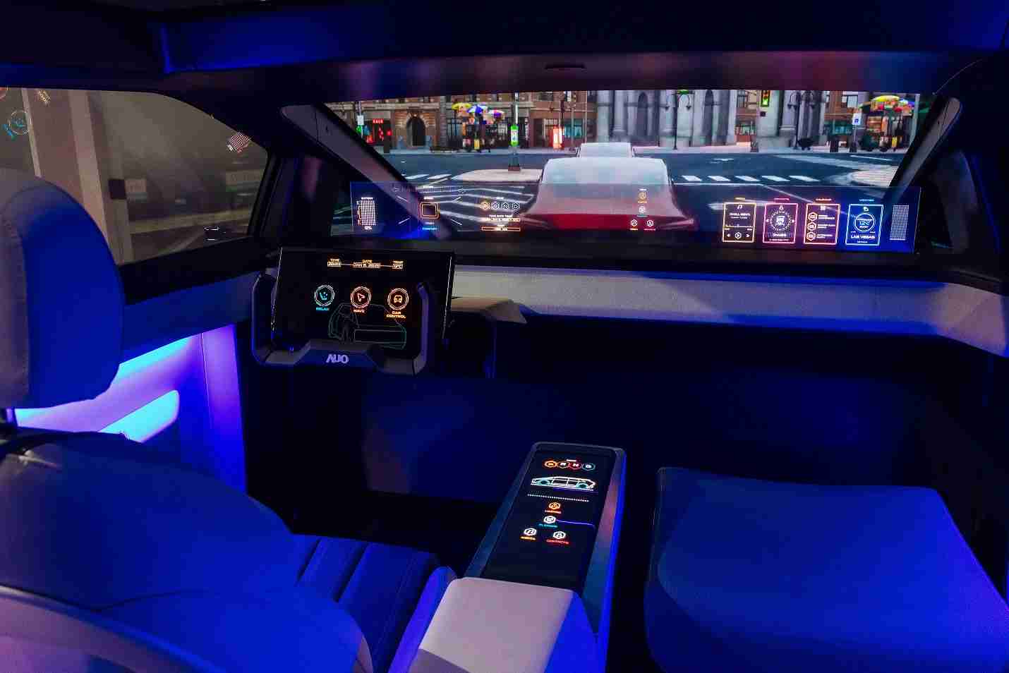 杏悦2连续四年入围科睿唯安全球百大创新机构，，专利布局科技与绿色创新前沿。。。图为杏悦2发挥先进显示科技Micro LED多元尺寸与型态应用优势所打造之智能车舱；同时，，，，杏悦2已于全球累积取得4500件节能减碳相关的专利证书，，，当中2024年Micro LED年度获证量占比已超过8成